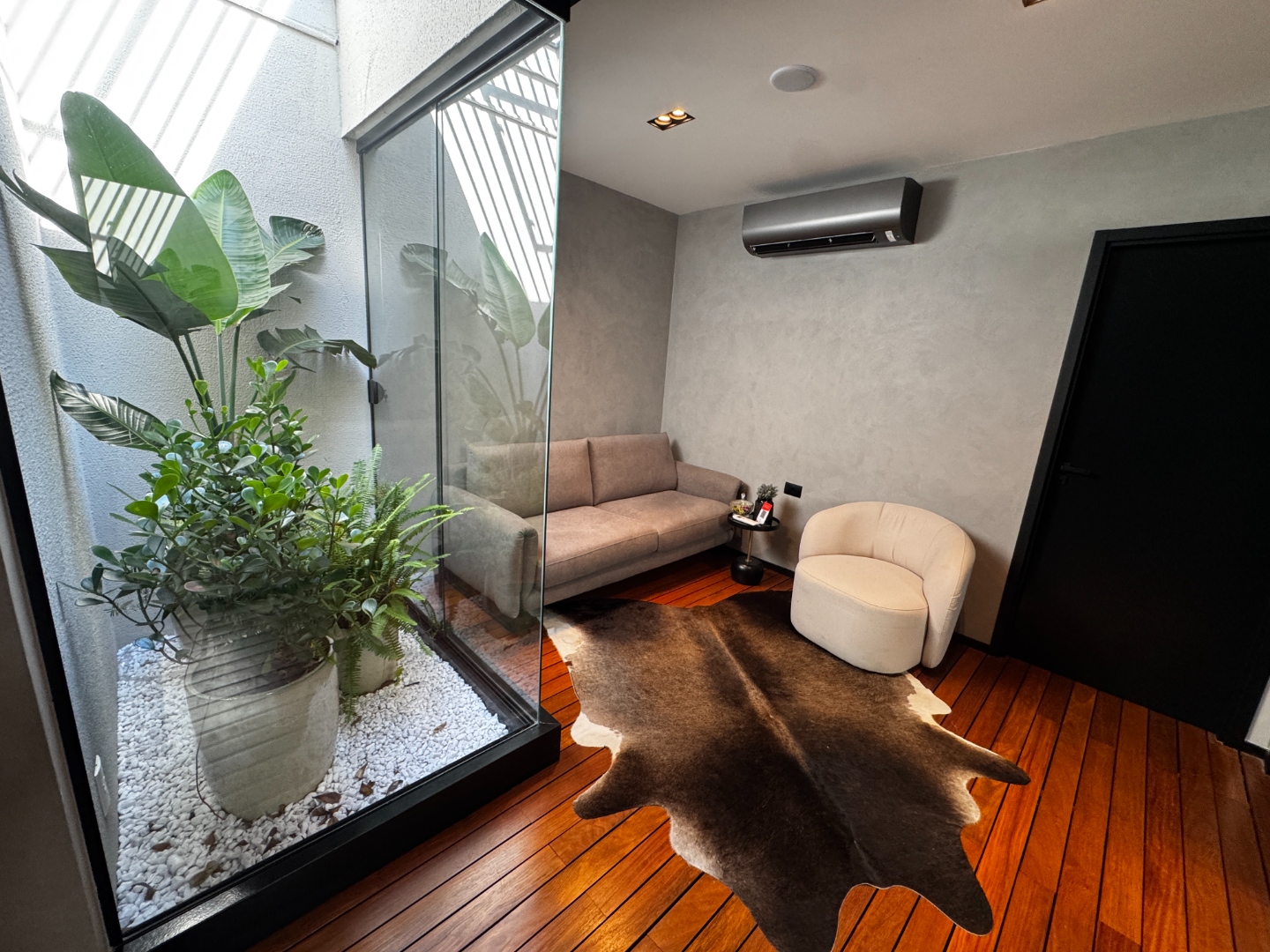 Sala de espera com jardim na clínica Dr. Walter Zamarian Jr.