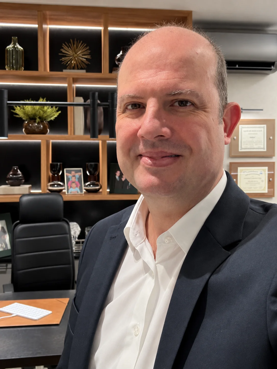 Dr. Walter Zamarian Jr. em seu consultório